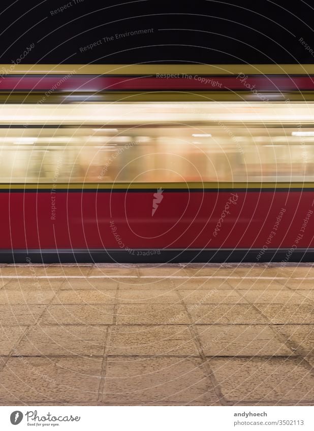 Roter Eisenbahnwagen des Berliner Verkehrsverbundes abstrakt Architektur Hintergrund Unschärfe verschwommen Gebäude Business Großstadt S-Bahn Arbeitsweg Pendler