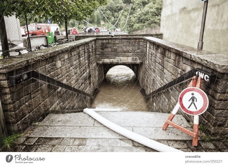 passau hochwasser 2013 -2 Umwelt Natur Urelemente Wasser schlechtes Wetter Unwetter Regen Fluss Donau Passau Haus Einfamilienhaus Entsetzen Verzweiflung Respekt