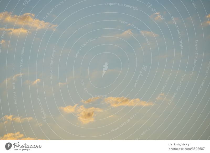 Leicht mit Wolken bedeckter und freundlich wirkender Himmel am Abend Dämmerung Licht blau gelb Glück Regen Unwetter Klimawandel Wetter nur Himmel Umwelt