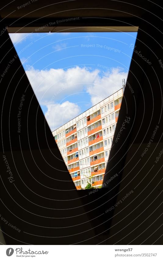 Magdeburger Platte Plattenbau Wohnhaus Fassade Straßenseite Fenster Balkone Haus Architektur Menschenleer Gebäude Stadt Außenaufnahme Wohnhochhaus Farbfoto Tag