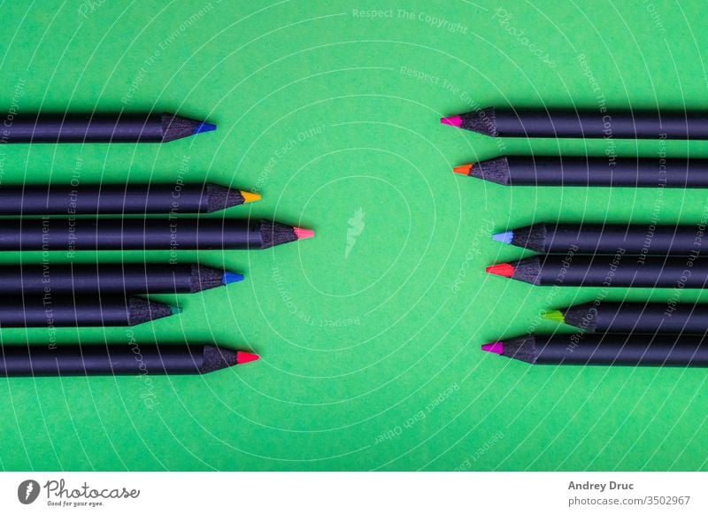 Farbstifte in verschiedenen Farben auf grünem Hintergrund abstrakt Kunst Aufmerksamkeit schwarz blau Haufen Business schließen Hochschule farbig Buntstifte