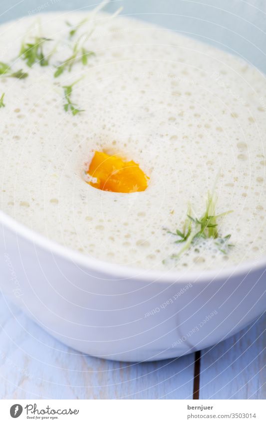 frische Kerbelsuppe in einer Schüssel auf Holz Suppe Kresse grün Essen gesund Gemüse Petersilie wild Ei Knoblauch Tisch Gourmet Abendessen Teller vegetarisch