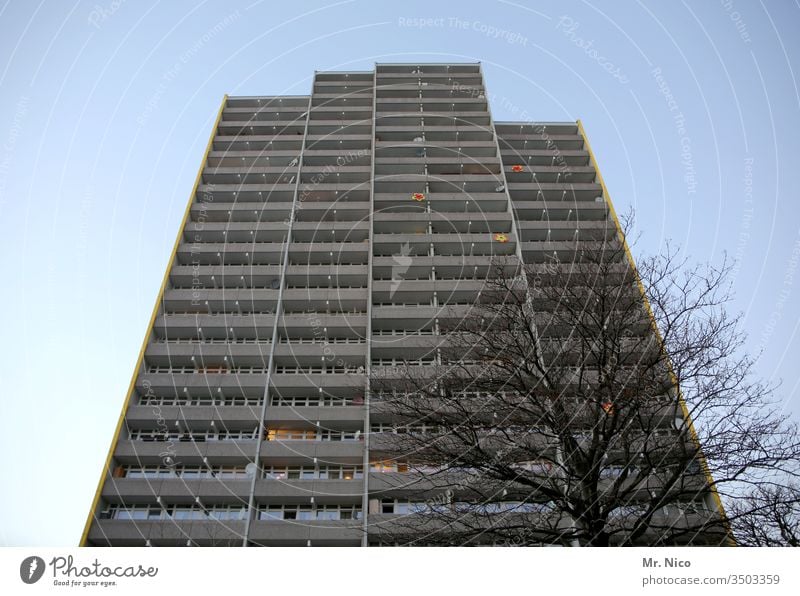 Baum Haus Hochhaus Architektur Stadt Wolkenkratzer Gebäude Himmel Menschenleer hoch Fassade Bauwerk Fenster Froschperspektive Stadtzentrum Perspektive Balkon