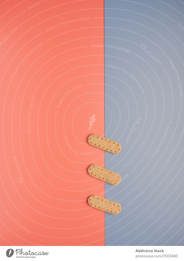 Reihe von leckeren knusprigen Keksen frisch Dessert Konzept Fleck Linie Knusprig Form Hintergrund Gebäck Mahlzeit Formular Biskuit süß Snack Zucker Ordnung