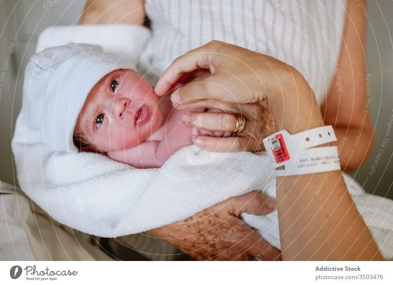 Frau besucht Tochter mit Neugeborenem im Krankenhaus neugeboren Baby Mutter Großmutter Frauen Pflege Bett besuchen Gruß Klinik Glück neonatal Kind Medizin