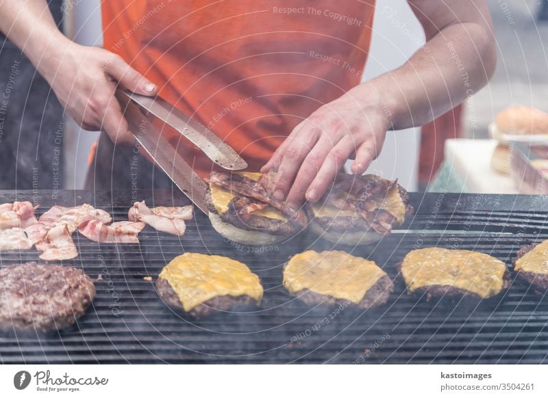 Rindfleischburger bereit zum Servieren am Imbissstand. Burger Lebensmittel Verkaufswagen Hamburger Straße Straßenessen Brötchen schnell Fleisch Snack im Freien