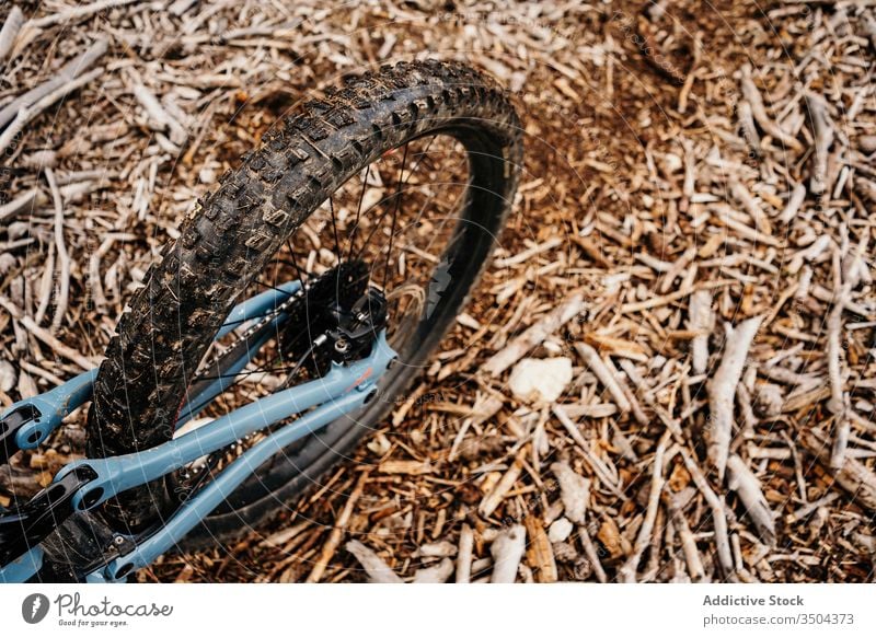 Radfahren auf dem Boden in der Landschaft Fahrrad Ausflug rau Verkehr Mitfahrgelegenheit modern Gelände Route Ausrüstung braun Fahrzeug Abenteuer Gerät