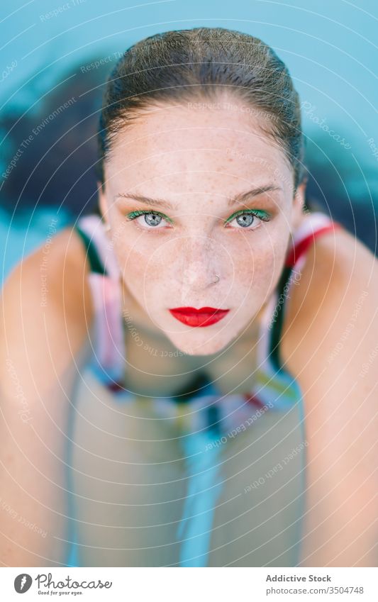 Nahaufnahme eines brünetten Mädchens mit langen Haaren auf einer Treppe im Schwimmbad Wasser Pool blau Freizeit Teenager jung Frau Person Sommer Spaß Menschen