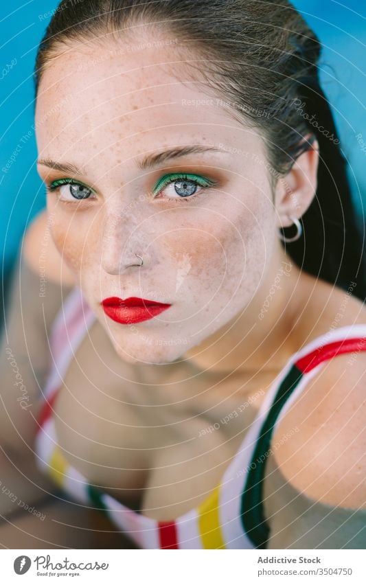 Nahaufnahme eines brünetten Mädchens mit langen Haaren auf einer Treppe im Schwimmbad Wasser Pool blau Freizeit Teenager jung Frau Person Sommer Spaß Menschen