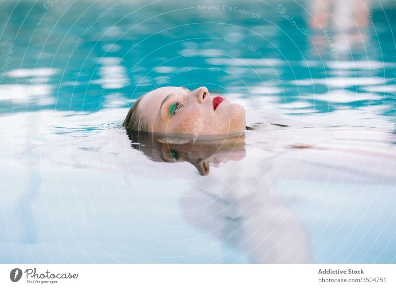 Teenagermädchen hat Spaß im Schwimmbad Sommer Wasser Porträt Mädchen Glück Person Urlaub Pool jung Freizeit Frau schön Lifestyle blau Menschen Fröhlichkeit