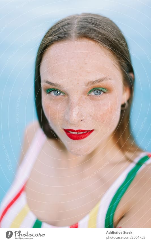 Nahaufnahme eines brünetten Mädchens mit langen Haaren auf einer Treppe im Schwimmbad Wasser Pool blau Freizeit Teenager jung Frau Person Sommer Spaß Menschen