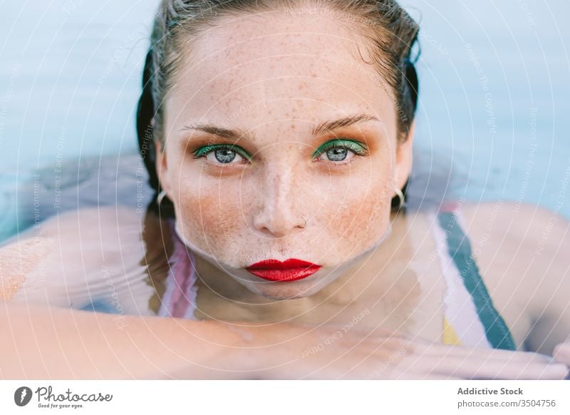 Nahaufnahme eines brünetten Mädchens mit langen Haaren auf einer Treppe im Schwimmbad Wasser Pool blau Freizeit Teenager jung Frau Person Sommer Spaß Menschen