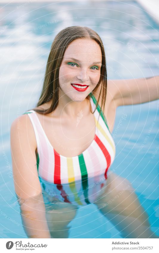 Nahaufnahme eines brünetten Mädchens mit langen Haaren auf einer Treppe im Schwimmbad Wasser Pool blau Freizeit Teenager jung Frau Person Sommer Spaß Menschen