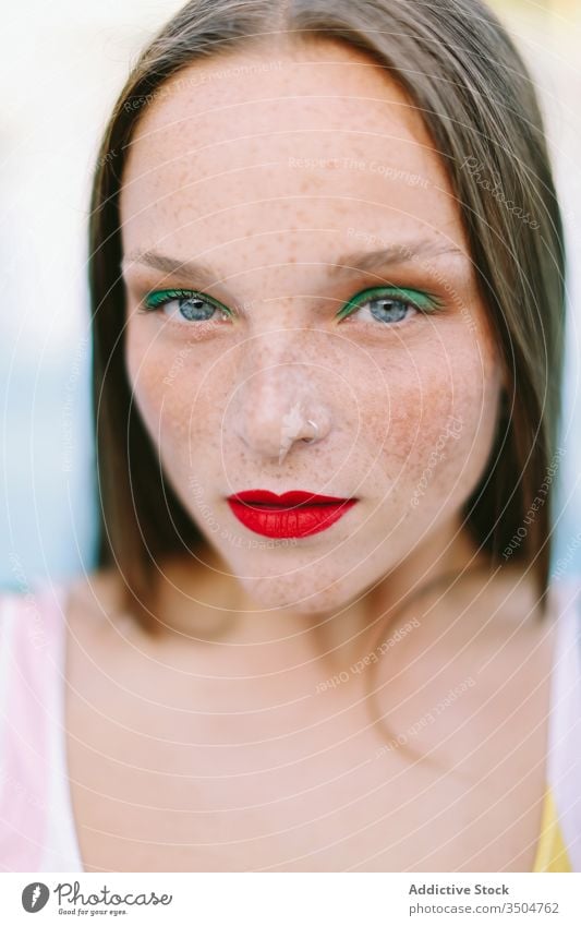 Nahaufnahme eines brünetten Mädchens mit langen Haaren auf einer Treppe im Schwimmbad Wasser Pool blau Freizeit Teenager jung Frau Person Sommer Spaß Menschen