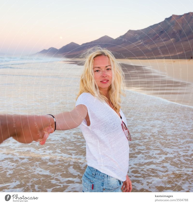 Romantisches Paar, das sich am Strand vergnügt. Sommer Romantik Frau Liebe Partnerschaft Mädchen Urlaub aktiv Glück Fröhlichkeit jung Meer Liebespaar Menschen