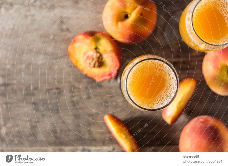 Bellini Champagner-Cocktail in Kristallglas auf Holztisch Ansicht Kopierraum Alkohol Aprikose bellini Getränk Weinbrand Schaumblase klassisch lecker trinken