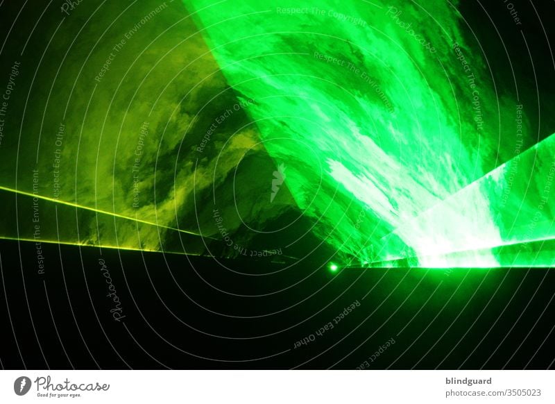 TECHNOOOOOO ... Lasershow mit grünem und gelbem Licht im Nebel der Trockeneismaschine ... fällt dies' Jahr aus wegen "is nich" - viele Grüße Covid 19 Party Tanz