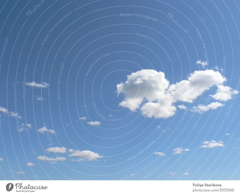 Wunderschöner blauer Himmel mit Wolkenhintergrund. Wolken am Himmel. Luft und flauschige Wolken am blauen Himmel an einem sonnigen Tag, Hintergrundtextur. Raum kopieren. Der Begriff der Hoffnung.