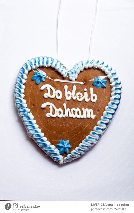 Lebkuchenherzl mit dem Hinweis "bleib zuhause" da heim dahoam gingerbread heart stay at home Quarantäne daheim zuhause bleiben Corona-Virus Pandemie Prävention