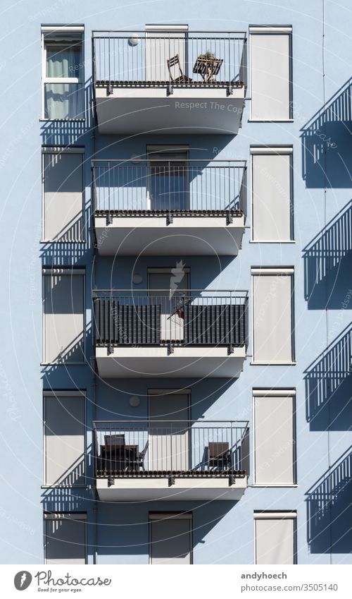 Blaues neues Gebäude mit Fensterläden und Balkonen Appartement architektonisch Architektur Klotz blau hell Großstadt Stadtbild Beton Konstruktion Zeitgenosse