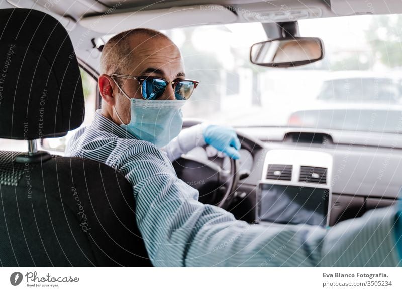 autofahrender mann mit schutzmaske und handschuhen während der coronacirus-covid-19-pandemie Mann PKW Schutzmaske Coronavirus Pandemie Schutzhandschuhe Virus