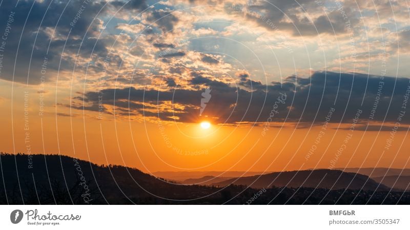 Sonnenaufgang über einigen Hügeln an einem bewölkten Morgen Hintergrund Strahl Lichtstrahl schön blau Cloud Wolken Wolkenlandschaft Farbe farbenfroh Landschaft