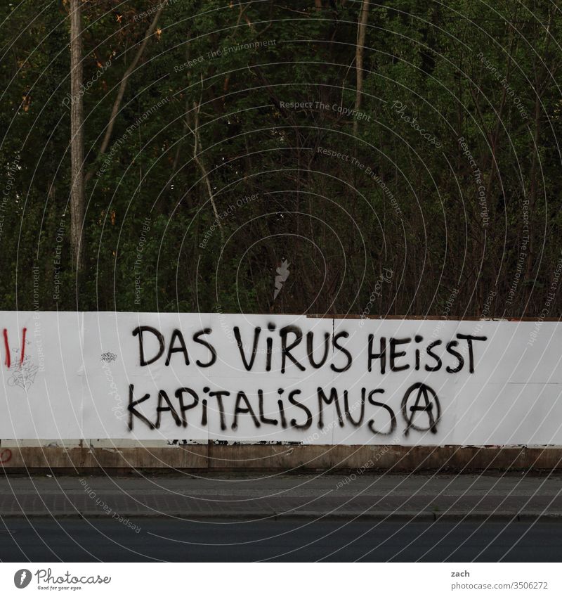 Plakat mit einer sozialkritischer Botschaft Buchstaben Wand Fassade Zeichen Mauer Textfreiraum unten Schriftzug Graffiti Schriftzeichen Textfreiraum oben