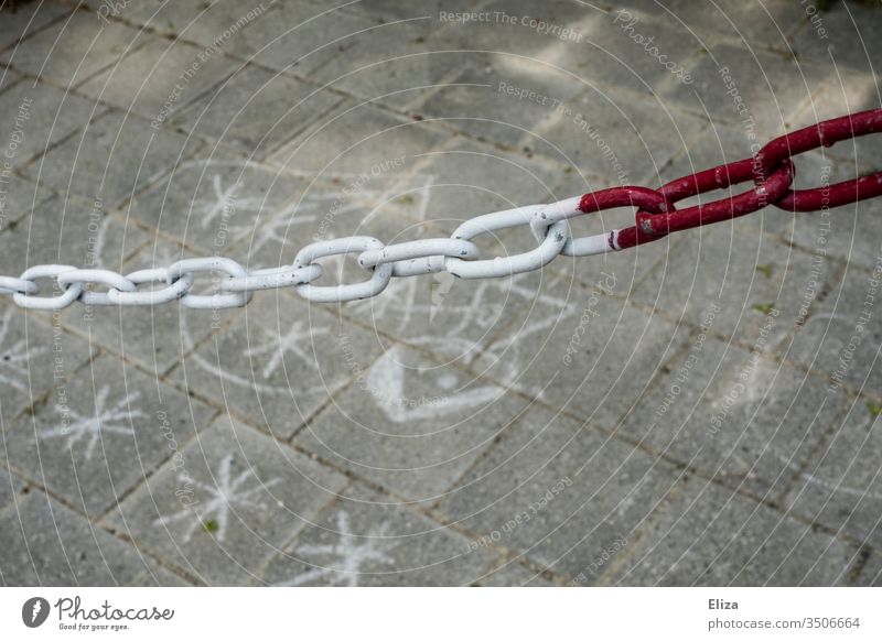 Eine Kreidezeichnung von Kindern hinter einer Absperrung Kindheit absperrung Probleme verboten Zeichnung malen Herz schwierig Trauma Kreativität draußen spielen