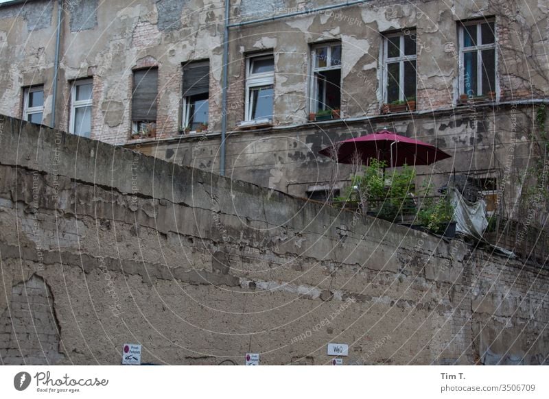 Prenzlauer Berg Berlin Altbau Menschenleer Stadt Stadtzentrum Außenaufnahme Altstadt Hauptstadt Tag Haus Farbfoto Fenster Bauwerk Gebäude Hinterhof Architektur