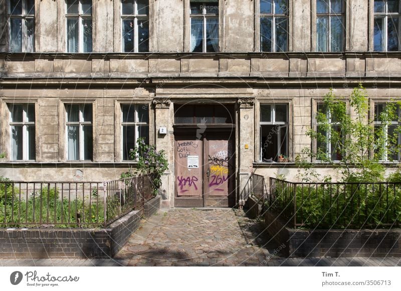 Pankow Berlin Altbau Menschenleer Hauptstadt Außenaufnahme Stadt Haus Fenster Farbfoto Fassade Altstadt Tag Architektur