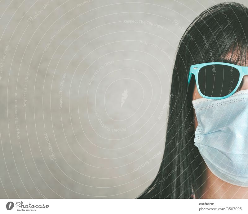 Frau mit medizinischer Maske für Coronavirus mit Sonnenbrille Junge Frau Covid-19-Virus Seuche Pandemie Quarantäne medizinische Maske cool Sommer Lifestyle