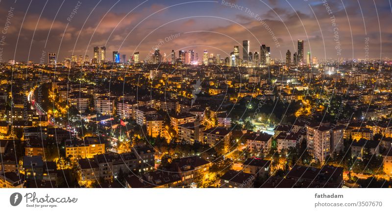 Das moderne Istanbul bei Sonnenuntergang mit Wolkenkratzern Stadtbild Großstadt moderne Stadt Truthahn urban Wahrzeichen Panorama Stadtbeleuchtung Business