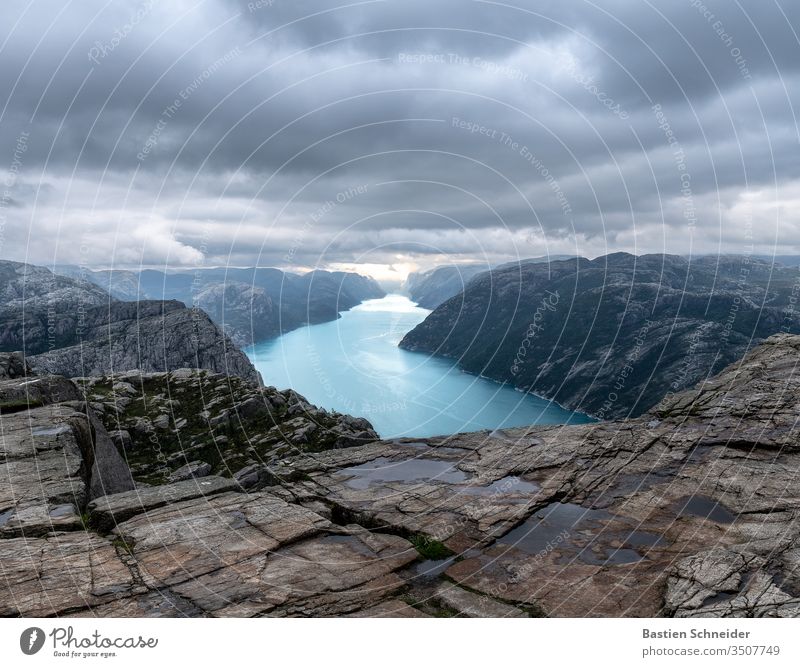 Der Preikestolen am Abend in Norwegen Außenaufnahme Farbfoto Fjord Felsen Berge u. Gebirge wandern Sonnenuntergang Himmel Natur Umwelt Wolken Sonnenaufgang