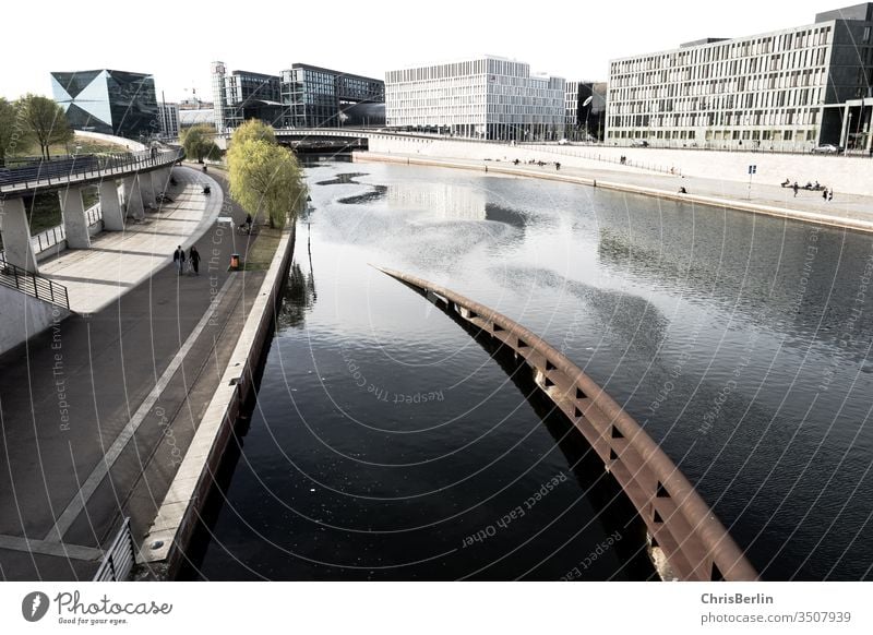 Das Spree-Ufer in Berlin zu Corona-Zeiten Leere Frühling weiter Blick Häuser Wasser Brücke Architektur Hauptstadt Fluss Deutschland Stadt Außenaufnahme