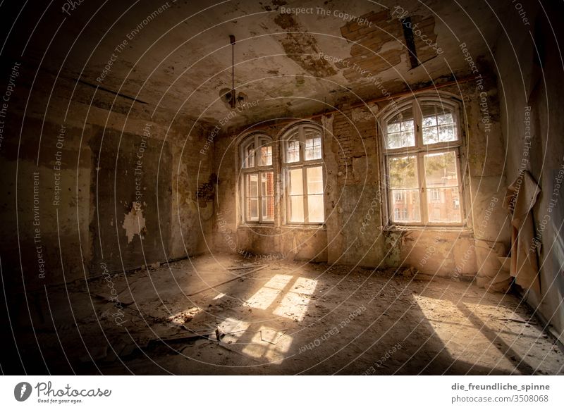 Heilstätten Beelitz I lost places Menschenleer Gebäude Verfall Architektur Vergänglichkeit Farbfoto Haus Bauwerk Ruine Licht Vergangenheit Wandel & Veränderung