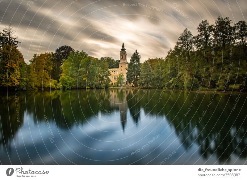 Schloss Dammsmühle Langzeitbelichtung blau grau gelb lost places Menschenleer Außenaufnahme Gebäude Verfall Architektur Vergänglichkeit Farbfoto Haus Bauwerk