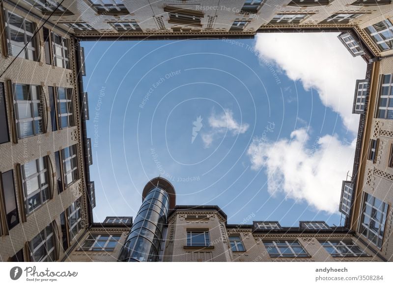 Innenhof eines alten Hauses mit einer Wolke Appartement architektonisch Architektur Atrium blau Baustein Gebäude erbaut gebaute Struktur Großstadt Cloud Wolken