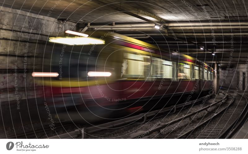 Berliner Tunnelsysteme für die Infrastruktur des öffentlichen Verkehrs abstrakt Architektur Ankunft Hintergrund Unschärfe verschwommen Business Großstadt