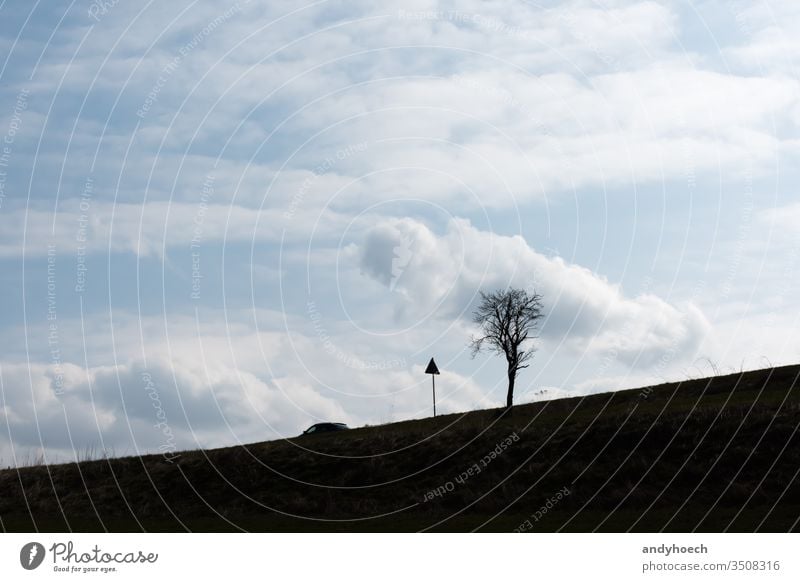 Ein Auto allein auf der Landstraße Abenteuer Automobil schön Pause Windstille PKW Cloud Wolken Wolkenlandschaft Laufwerk Erkundung Freiheit Gras Fröhlichkeit