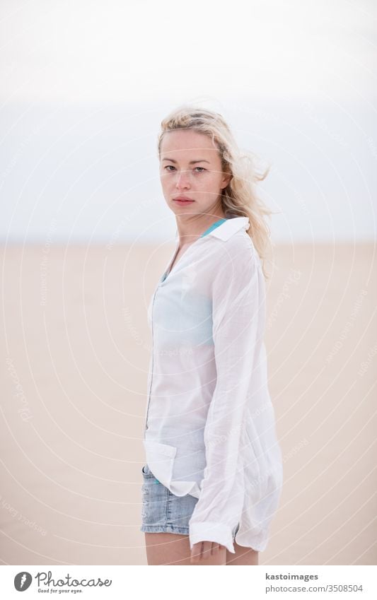 Schönes, sinnliches Mädchen allein am Strand. Frau Person retro altehrwürdig Melancholie Meer MEER Wasser jung schön einsam traurig im Freien Lifestyle