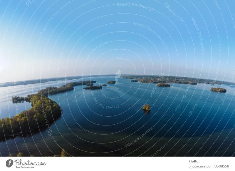 Großer Plöner See aus der Luft Schleswig-holstein see seenlandschaft wald grün natur umwelt norddeutschland seenplatte luftaufnahme blau wasser wellen insel