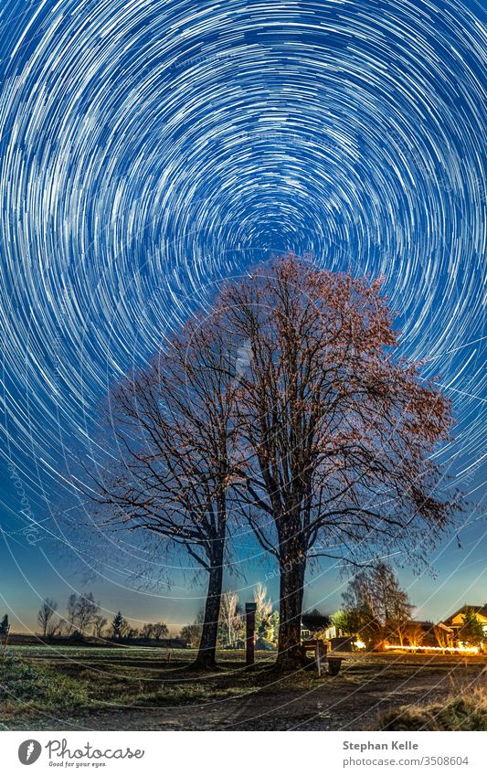 Kreisförmiger Sternenhimmel durch die Langzeitbelichtung der Nacht mit Fokussierung auf den Polarstern Polaris. Startrails sterne polarstern nacht Himmel