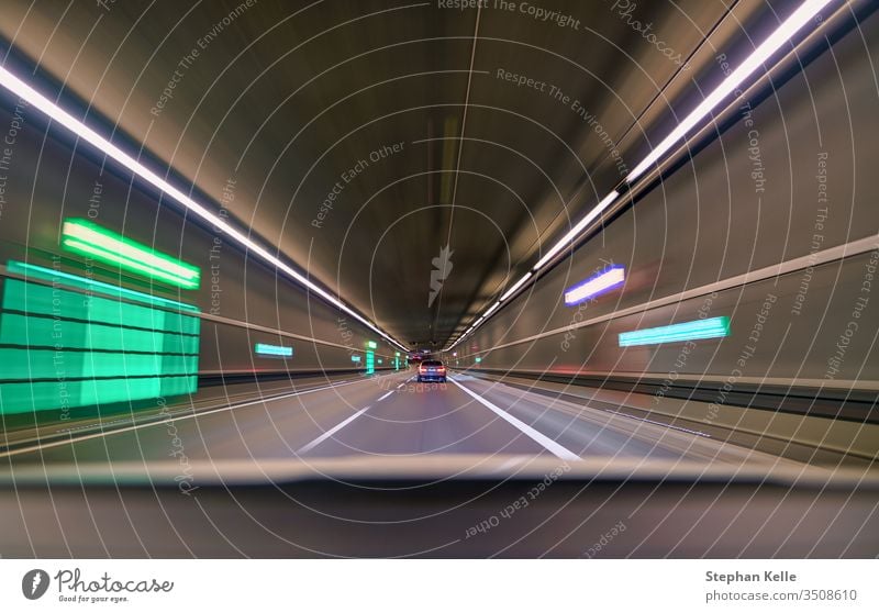 Auto fährt schnell durch den Innentunnel und folgt einem anderen Auto. Hintergrund PKW Grunge abstrakt Muster Kunst Stollen Straße Zoom reisen Autobahn Fahrzeug