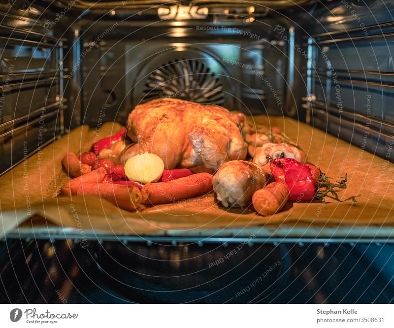 appetitlich gebratener Truthahn mit Gemüse im Ofen. Hähnchen Braten Koch Grillrost Erntedankfest Lebensmittel gebacken gekocht Essen zubereiten Abendessen