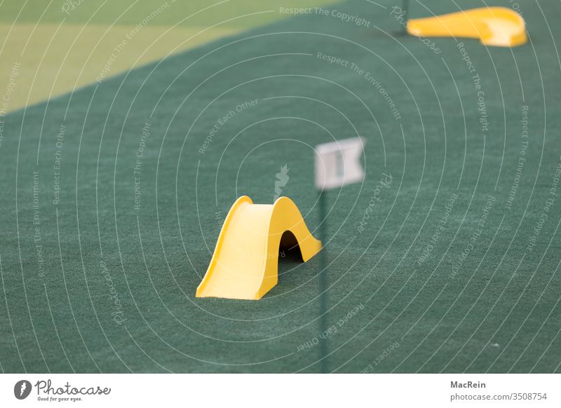 Minigolfbahn Bahnengolf Hindernis Hindernisse Freizeit Sport Vergnügen Parkour Rasen Kunststoffrasen geschicklichkeitsspiel