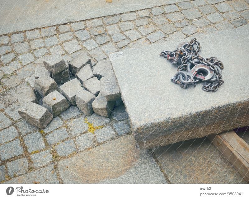 Kett Walk draußen Außenaufnahme Bürgersteig Baustelle Pflastersteine Steine Kopfsteinpflaster Kette Metall liegen Bauwerkzeug Straße Verkehrswege Menschenleer