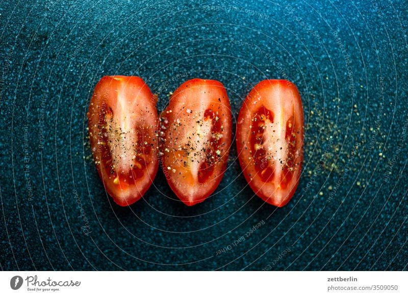 Tomate, geschnitten ernährung essen frucht gemüse gewürz kochen nahrung pfeffer pobst salz teil tisch tomate viertel zerteilt zubereitung frisch gesund