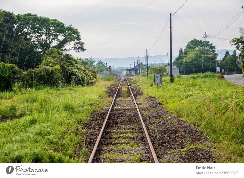 Einsames Gleis in den Bergen Gleisbett schienen bahn berge natur alt überwachsen dschungel vulkan Aso Japan