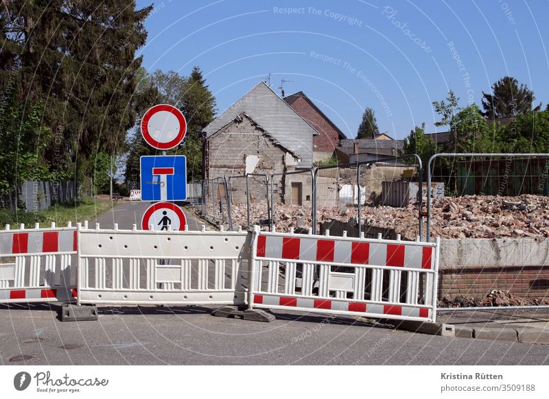 durchfahrt verboten in immerath straßensperrung schrankenzaun absperrzaun gesperrt sackgasse fußgänger verboten blockierung blockade blockieren sperren barriere