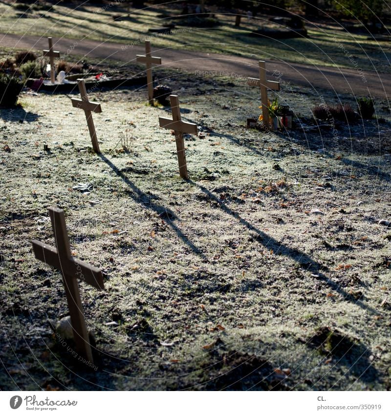 ruhestätte Erde Gras Traurigkeit ruhig Trauer Tod Schmerz Ende Frieden Religion & Glaube Vergänglichkeit verlieren Friedhof Christliches Kreuz Beerdigung Grab